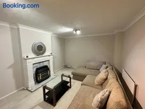 Modern Huddersfield Stay - Garden & Parking - Suitable for Contractors - Image 2