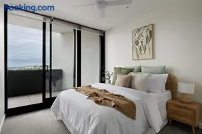 Elevated 3BR Stay - Views Amenities Parking - Image 3