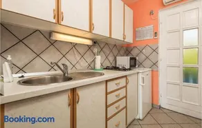 Cozy Apartment In Stara Novalja - Image 4