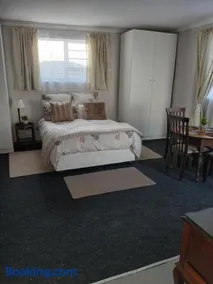 Cozy, self-catering Garden Flat - Image 3
