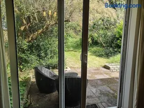 Chesterfield - Friendly Two-Bedroom Home with Leafy Garden & Parking - Image 4