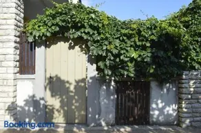 Private studio apartment with a garden and a terrace - Image 3