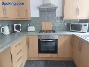 Charming 2 BedRoom Tredegar Gem. Sleeps 4 - Image 3