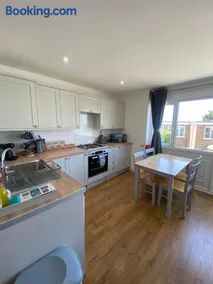 Beau - Brambles Chine, Colwell Bay, Nr Yarmouth - 5 star WiFi - Short walk to The Hut and beach - Ferry offers - Image 1
