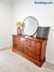 5-Bedroom House: Ensuite, Netflix, Prime Location - Image 5