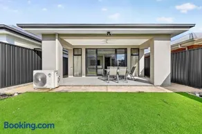 Leeds House 4BR New Build, Alfresco, 15 Min CBD - Image 3