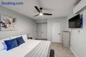 Modern Home-Downtown-3 Bedroom- King Bed - Image 3