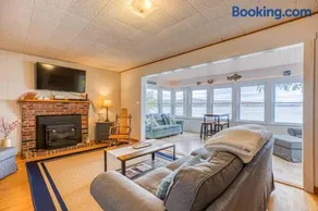 Lakefront cottage w/ beautiful views of Moosehead Lake & Big Moose Mountain - Image 3