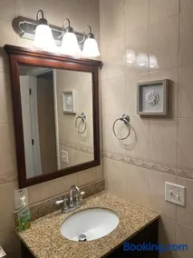 Quiet apt only 15 mins from Midtown NYC - Image 4