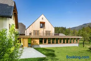 Triple room, shower, toilet, facing the mountains - Image 1
