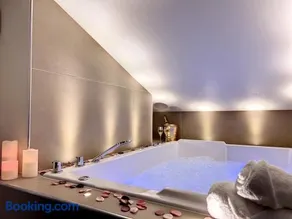 Cocon Blanc câlin avec Jacuzzi privatif - LoveRoom Insolite - Image 1
