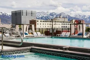 Gorgeous 2BD 2BA Pool,Gym,Htub near Convention Ctr - Image 5