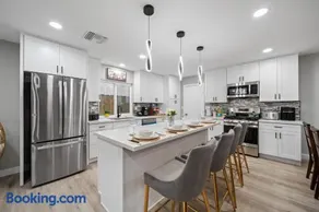 Entire Private Home with 3 Bedrooms 2 Bathrooms, Hot Tub, Garage, King Bed, Available Now - Image 4