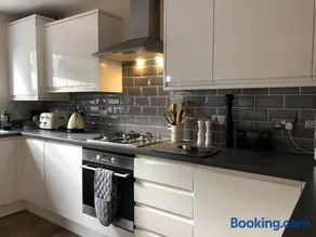FREE Parking, Stylish and Spacious Bungalow - Image 5