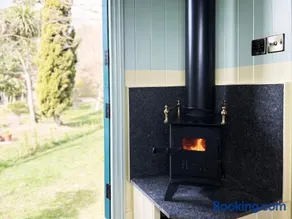 The Hollies Shepherds Hut by The Suffolk Cottage Collection - Image 5