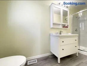 Richmond Airport Cozy Holiday House - Image 2