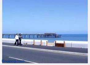 3 bed rooms 2 en-suite - spacious with 90sqm garden - self check in - pet friendly - Central, near beach - Image 4
