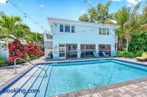 Walk to Siesta Key Beach & Village, Pool, Dock, Game Room - Image 2