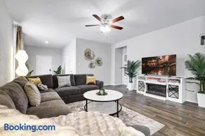 Stylish Hot Tub Retreat BBQ Yard Games WiFi Pets - Image 2