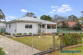 Bright and airy cosy cottage, close to town - Image 3