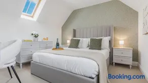 Cotswolds 2-bed cottage with garden, parking, central location - Image 2