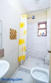 Parkside Serenity Stylish Road-Facing Window Suite - Enjoy a bright stylish space with a large road-facing window overlooking a beautiful recreation park Relax unwind and take a refreshing swim in the rooftop pool an ideal city escape - Image 2