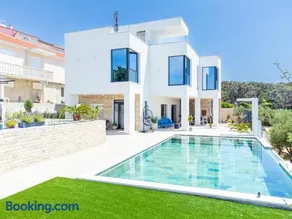 Bay Diamond Villa with heated pool and sauna - Image 1