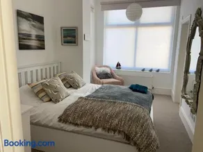 Stunning 2 Bed Apartment with Sea Views - Image 2