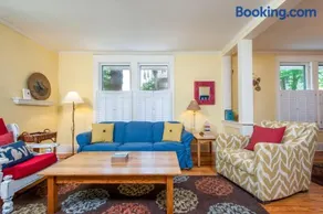 Cozy Cottage w/Sun Porch - 2 Blocks to Kids Corner & South Beach! - Image 2