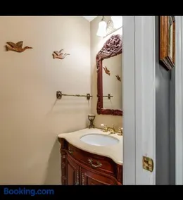 Grimsby Lakeside Vacation Home - Image 2