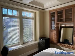 Mike's Luxury House - Image 2