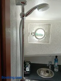 Deluxe romantic boat - Image 3