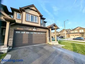 Entire Home in Niagara Region, 6 bedrooms, 5 baths with a game room, arcades - Image 1