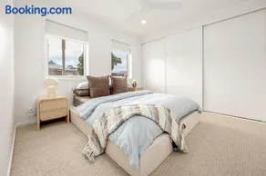 5 min walk to beach, 5 min drive to shops - Image 2