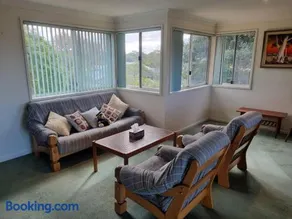 Classic home, private yard & verandah, sleeps 5 - Image 5