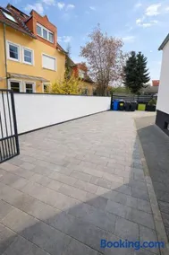 Frankfurt airport family house - Image 2