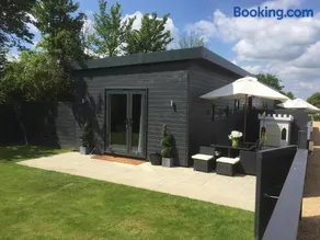 Willow Court Farm Studio West & Petting Farm, 8 mins to Legoland & Windsor, 15 mins to Lapland UK - Image 2