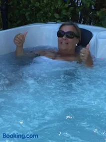 Annexe in lymington with private use of hot tub - Image 4