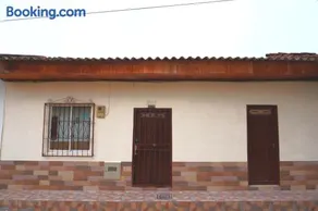 Habitaciones en confortable casa tradicional - Image 3