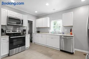 Near Downtown Park & Zoo Trendy Ridgeland Tudor - Image 4