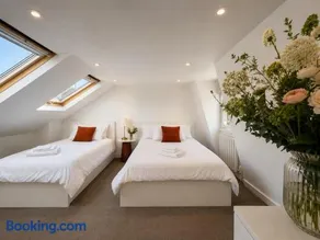 West Central London, Entire House Sleeps 9 with Parking - Image 4