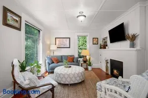 Chic Vintage Vibes Stylish Stay Near It All - Image 2