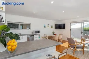 Sunny Retreat in Kingston Beach - Image 2