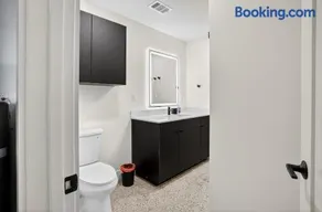 Bright Beacon Spacious 1BR Apartment - Image 3