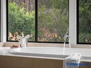 Jarrah Grove Forest Retreat - Adults Only Luxury Chalet - Image 4