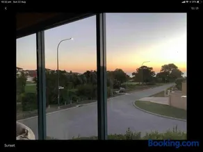 Seaview Apartment - Image 3
