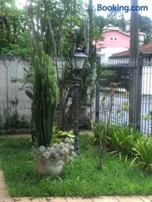 Suíte espaçosa em bairro bem localizado - Image 5