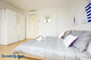 West Coast luxury apartment - Image 2