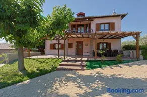VILLA PEPONI Spacious Traditional Villa with Garden - BBQ & Private Parking - Image 1