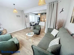 Bel appartement rénové au cœur de Jullouville, 100m de la plage, 1 chambre, 4 couchages, parking privé - FR-1-361-72 - Image 1